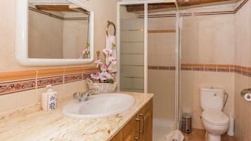 Ensemble douche/baignoire, sèche-cheveux, serviettes fournies