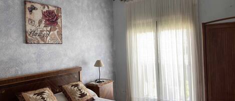 5 habitaciones, tabla de planchar con plancha y cuna de viaje