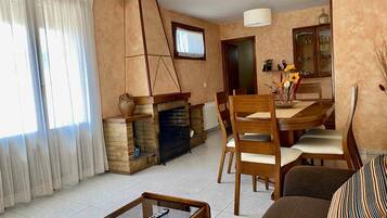 TV, fireplace