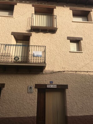 Exterior detail - Casa Lola Beceite, terrace, barbecue and chimney (Beceite)
