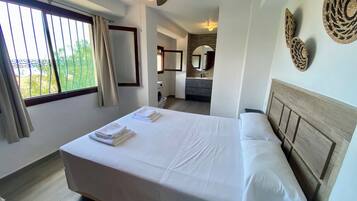 3 chambres, bureau, chambres insonorisées, fer et planche à repasser