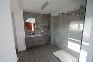 Een douche, een haardroger, een bidet, handdoeken