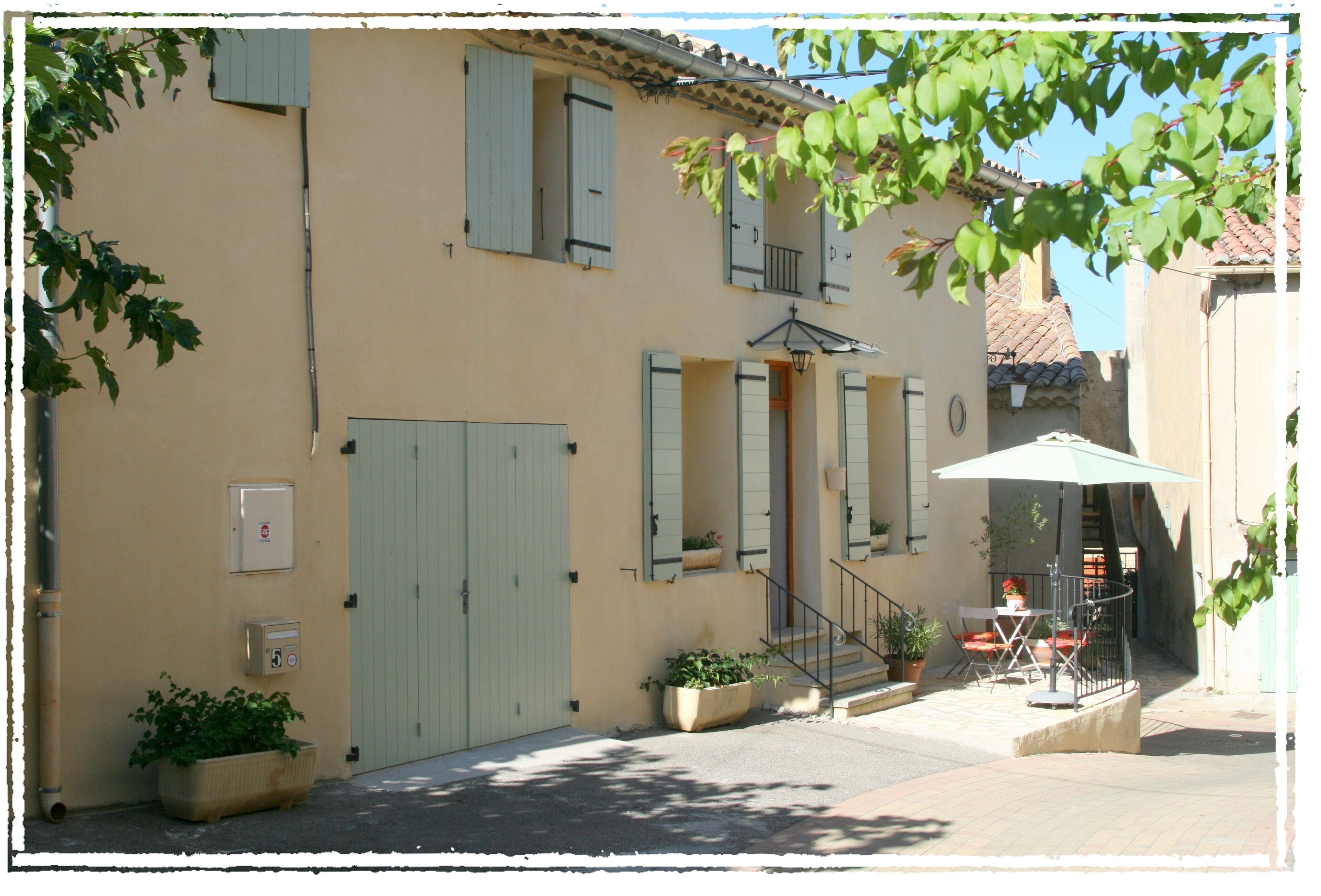 Charming Hilltop Accommodation With Outstanding Views