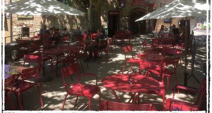 Charming Hilltop Accommodation With Outstanding Views