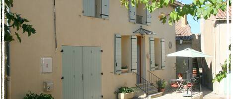 المنشأة من الخارج