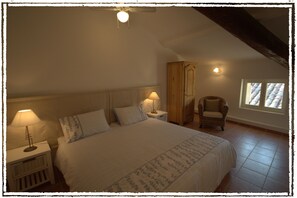 3 chambres, fer et planche à repasser, lit de bébé portatif