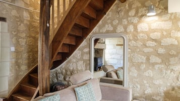 Smart-tv, een open haard, een dvd-speler en boeken