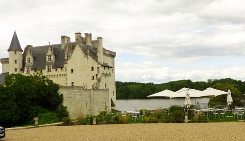 Stunning home in the beautiful village of Montsoreau in the Loire Valley. 4 star