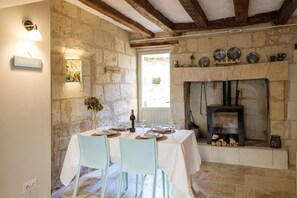 Dining - Stunning home in the beautiful village of Montsoreau in the Loire Valley. 4 star (Montsoreau)