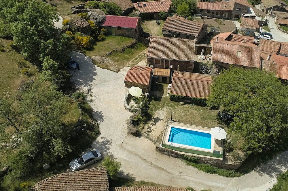 "La Higuera and El Nogal" 12 places with La Aldehuela Pool (Avila) Gredos