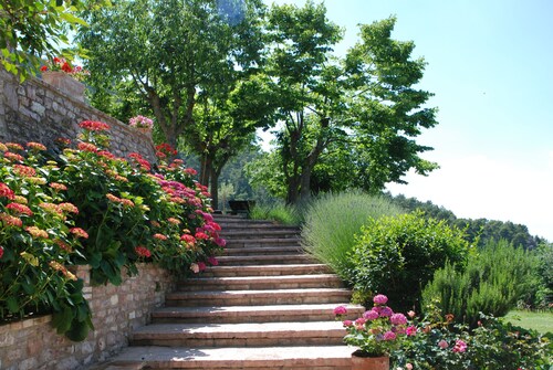 MAISON DE VACANCES "L'OASI" À ASSISE - Entrée privée, Jardin avec piscine