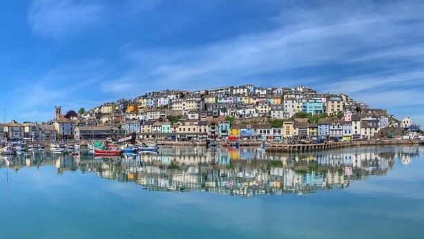 A coastal town with colorful buildings, a calm harbor, and a clear blue sky. - Gorgeous Waterside Fisherman's Cottage, Free Parking, Harbour Views, Disney+ (Brixham)