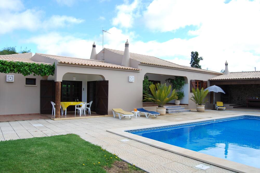 Modern Villa with large garden areas private Swimmg-pool and jacuzzi