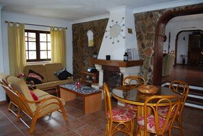 TV connectée, lecteur de DVD, livres, vidéothèque