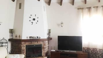 Een televisie en een open haard