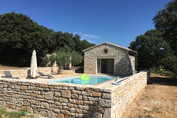 Pool house tout équipé à 250m de la bùtisse