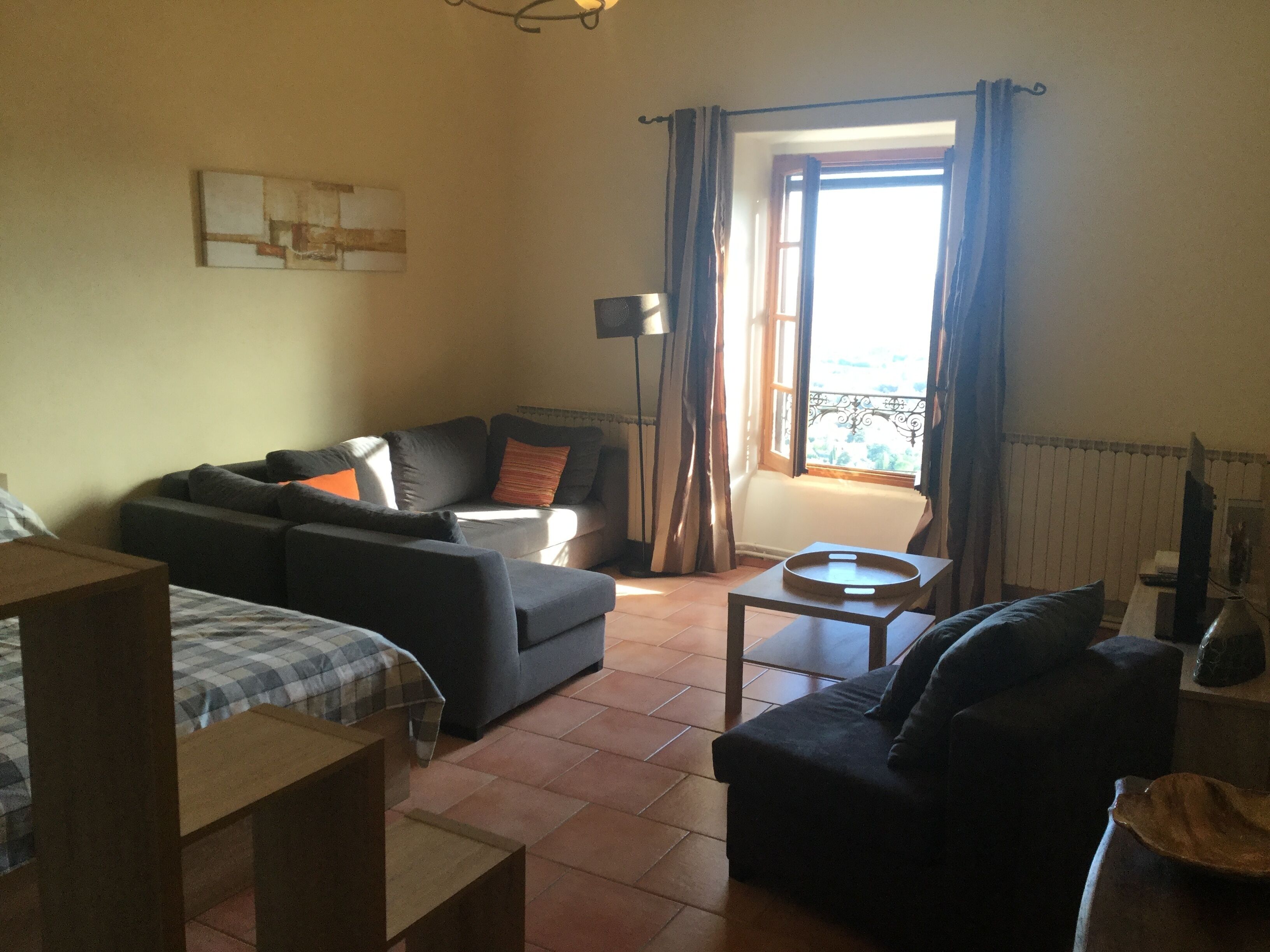 Une suite... environ 40m² équipés d'un lit en 160 avec un canapé d'angle...