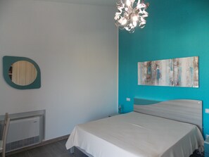 2 bedrooms, iron/ironing board, internet, bed sheets