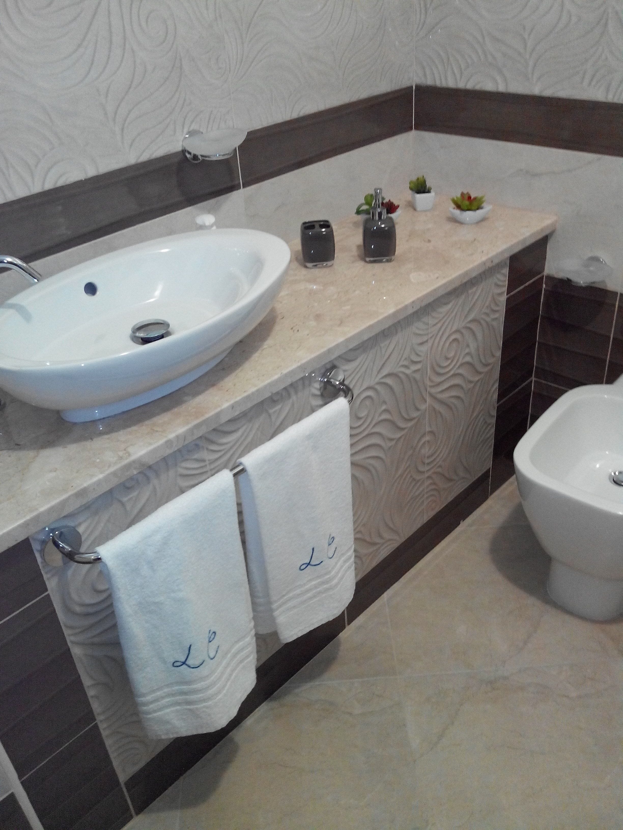 Een douche, een haardroger, een bidet, handdoeken