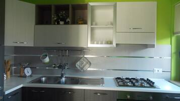 Frigorifero, forno, piano cottura, tostapane