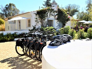 Property grounds - Charming Algarve Cottage Slow Escape Terrace & Yoga (Lagos)