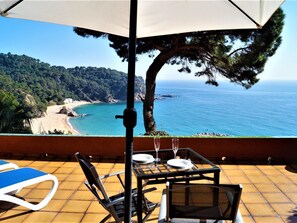 Outdoor dining - Villenpark Playa Arena KIWI loft with beautiful sea view (Lloret de Mar)