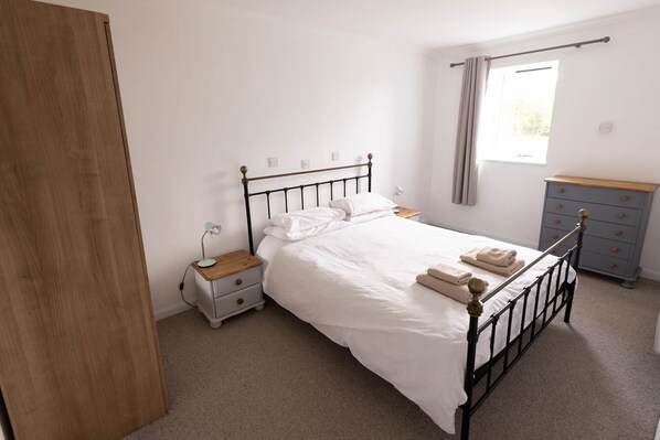 1 chambre, fer et planche à repasser, accès au Wi-Fi (inclus)