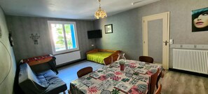 Télévision, baby-foot