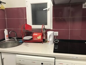 ثلاجة، ميكروويف، فرن، موقد طهي مسطح