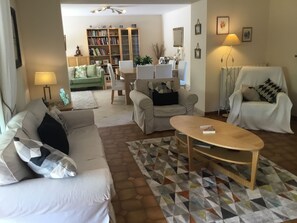 A living room with a sofa, armchairs, a coffee table, and a bookshelf. - La Casa Assolellada, Detached Villa in quiet location with private pool (Reynes)