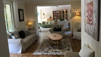 Télévision, lecteur de DVD, livres, médiathÚque