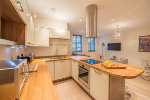 Geladeira, micro-ondas, fogão, cooktop