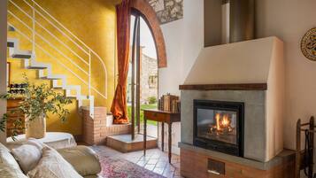 Télévision, cheminée