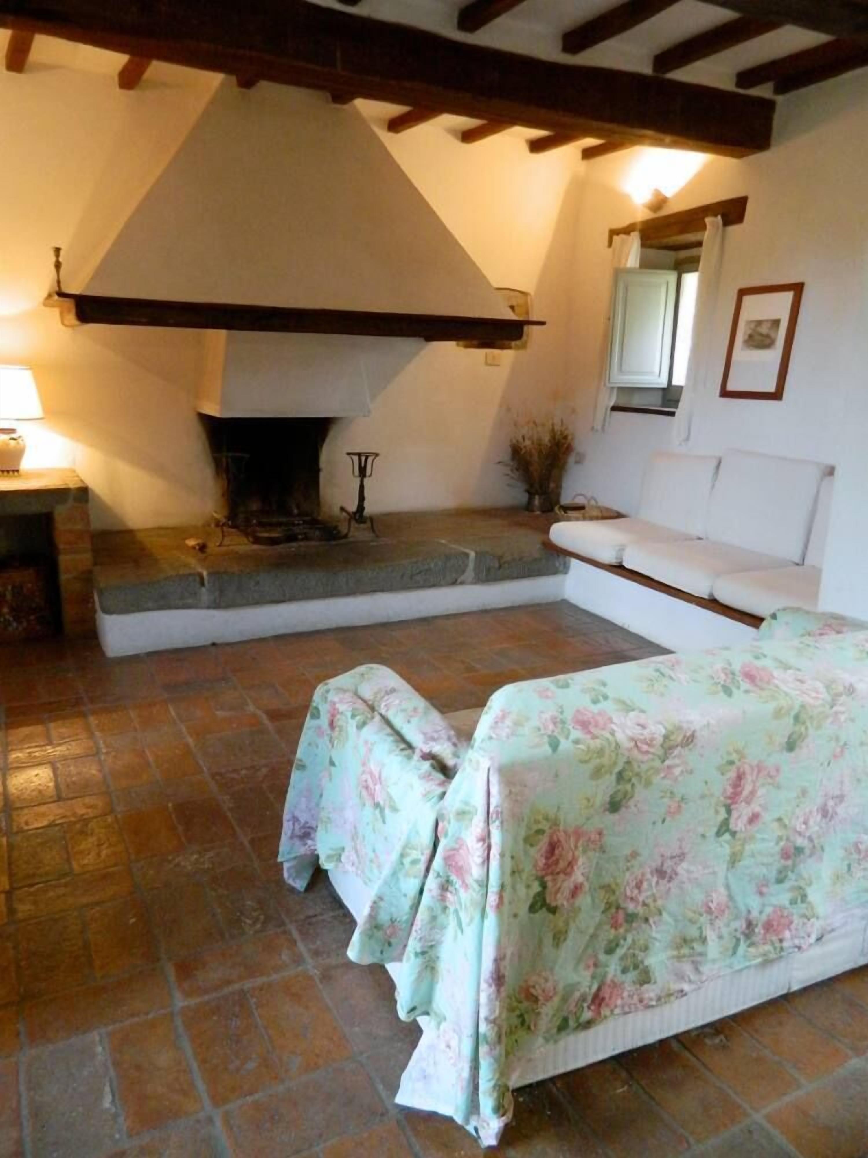 A farmhouse typical of the Tuscan country-houses 3