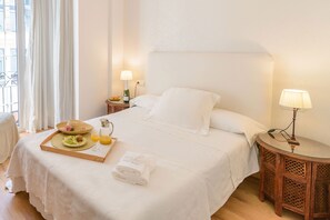 1 bedroom, desk, iron/ironing board, travel cot - OFFER Cozy Flat In The Historic City Center Of Malaga. FREE PARKING, WIFI, PATIO (Málaga)