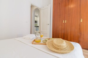 1 slaapkamer, een bureau, een strijkplank/strijkijzer, reisbedje