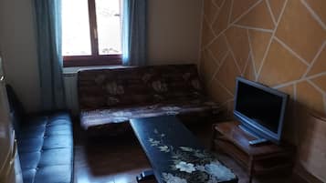 Una televisión, una chimenea, un reproductor estéreo