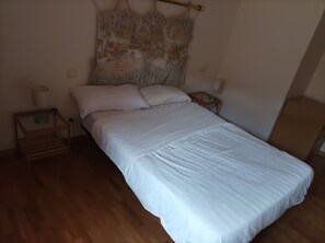 1 bedroom, travel crib, free WiFi - Self catering El Rincon de Zaldierna for 2 people (Ezcaray)
