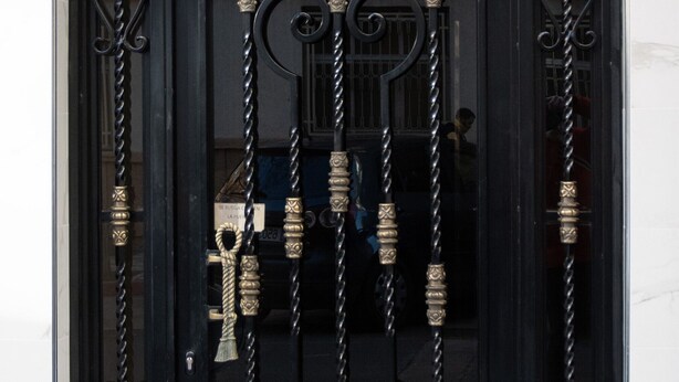 A black ornate metal gate with a number "34" above it. - Apartment very central and very well connected. (Albacete)