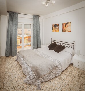 3 dormitorios, tabla de planchar con plancha, cuna de viaje