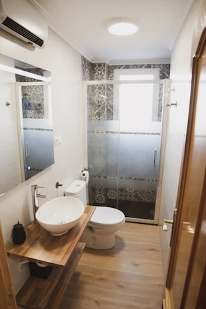Een douche, een haardroger, handdoeken, zeep