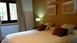 1 chambre, fer et planche à repasser
