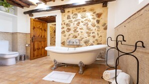 Ensemble douche/baignoire, sèche-cheveux, bidet, serviettes fournies