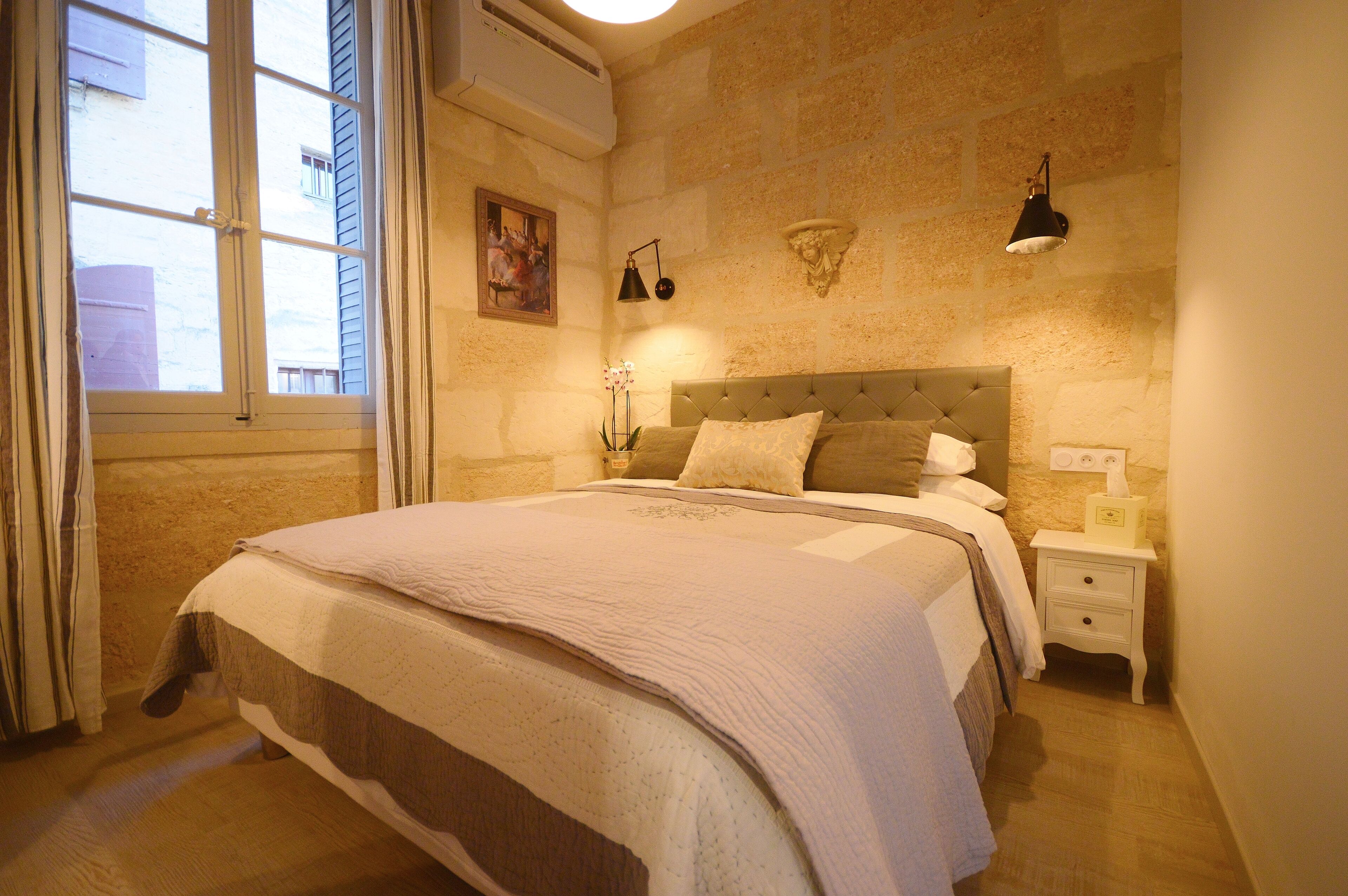 First floor apartment in parisien style townhouse, facing the Ducal palace