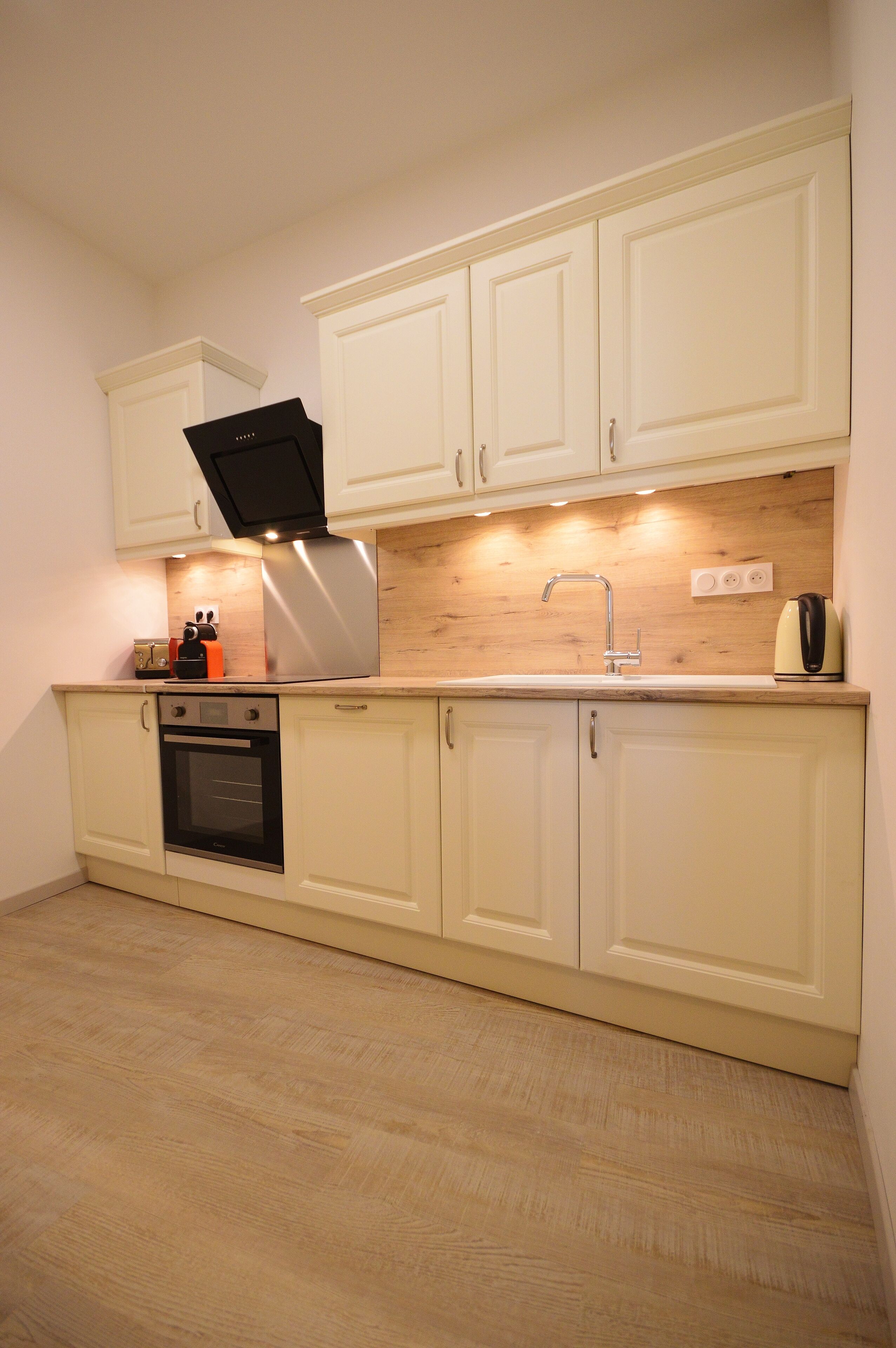 First floor apartment in parisien style townhouse, facing the Ducal palace