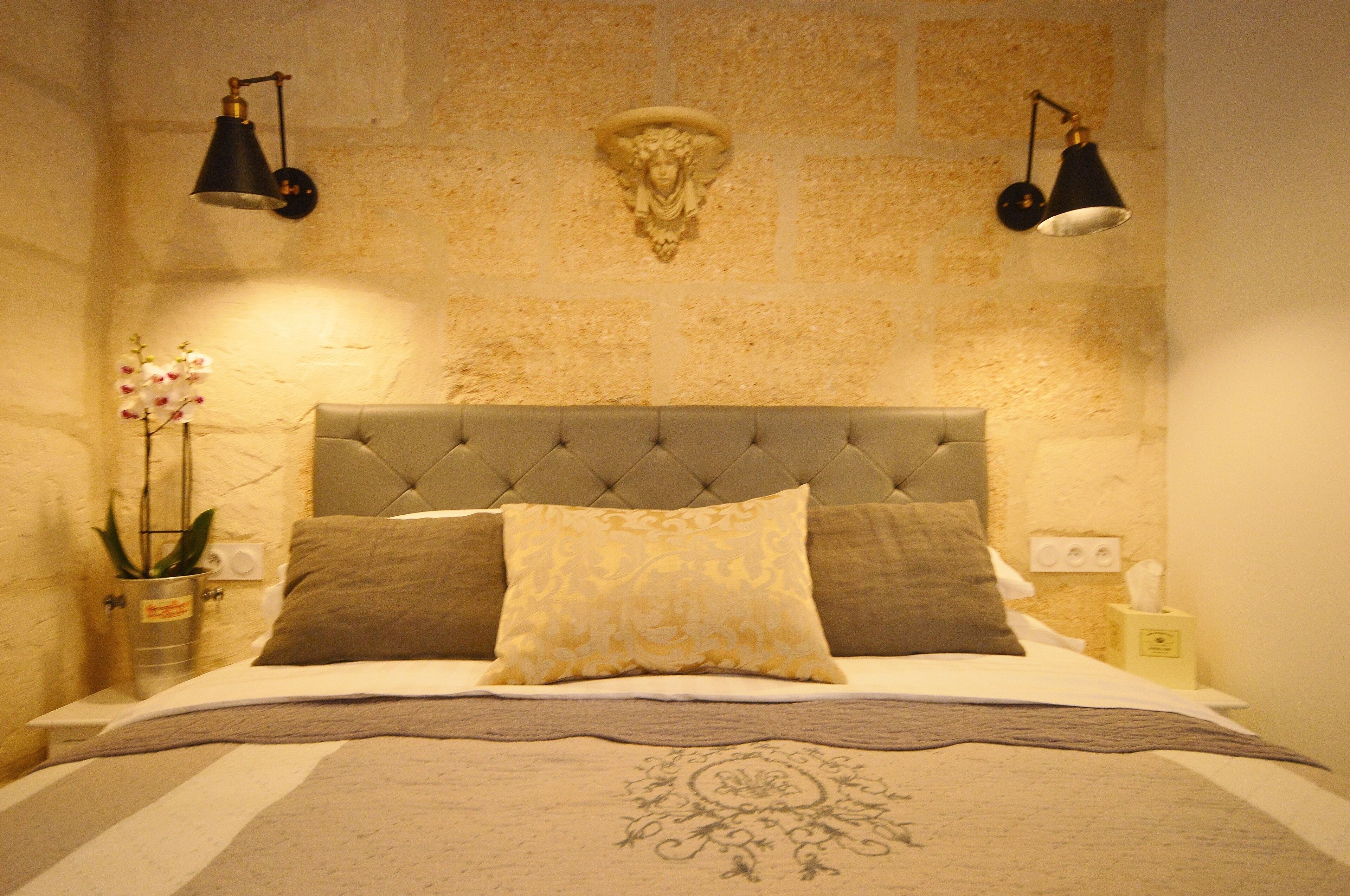 First floor apartment in parisien style townhouse, facing the Ducal palace