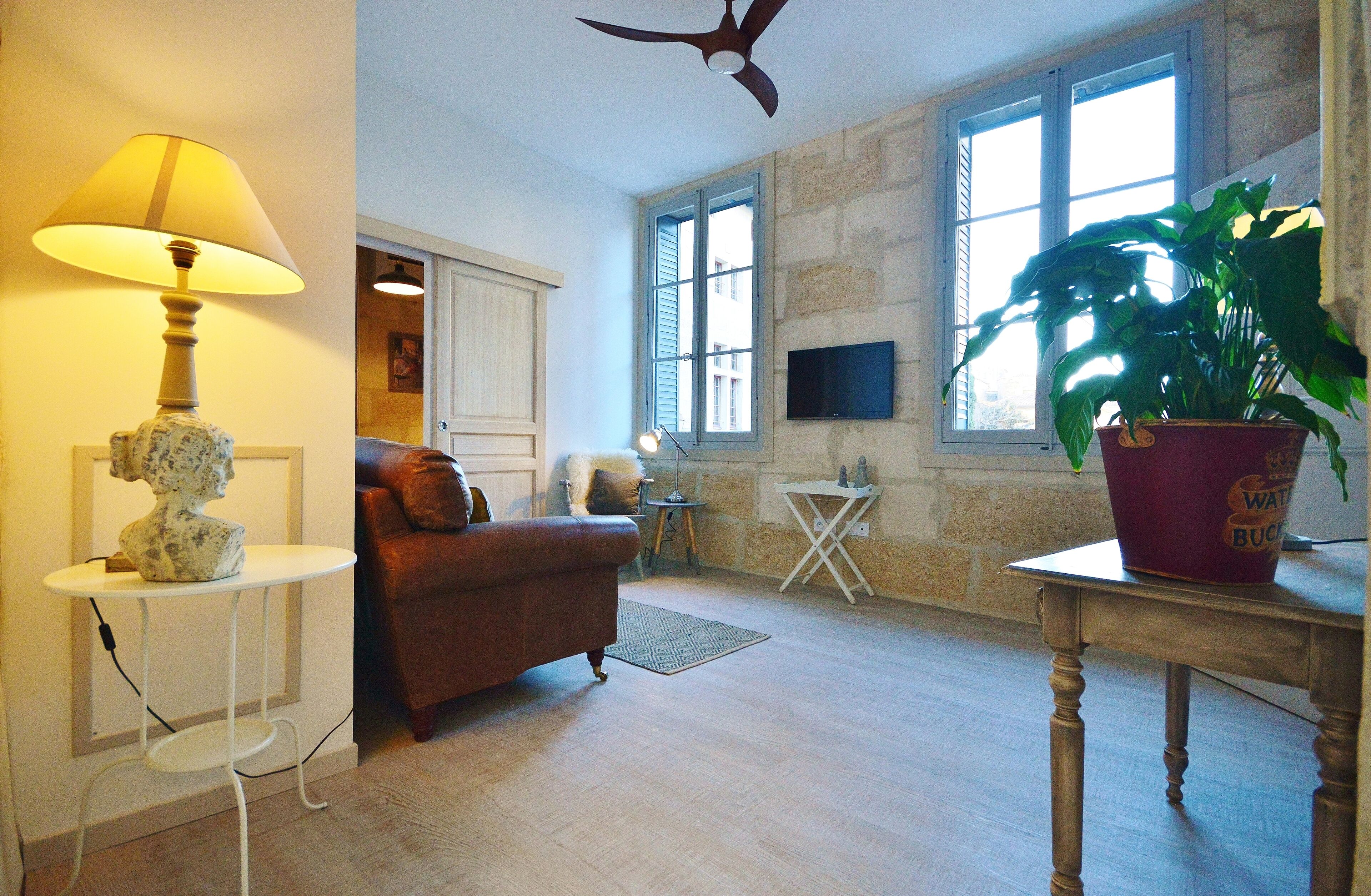 First floor apartment in parisien style townhouse, facing the Ducal palace