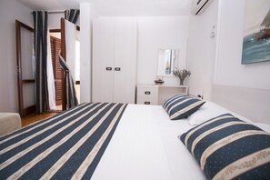 1 chambre, coffres-forts dans les chambres, fer et planche à repasser