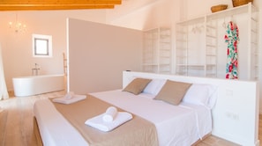 4 bedrooms, desk, iron/ironing board, travel cot