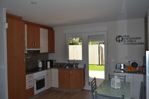 Kühlschrank, Mikrowelle, Herdplatte, Wasserkocher mit Kaffee-/Teezubehör